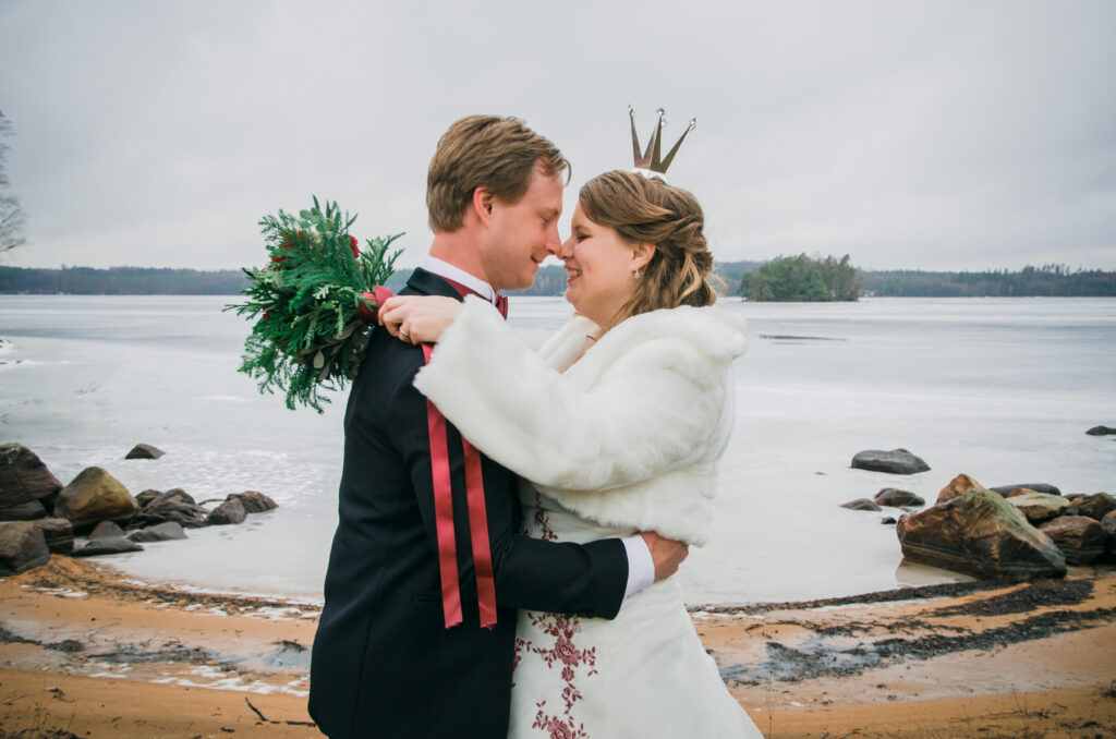 Vinterbröllop utanför Halmstad vid en sjö med is. Foto Martina Ardbäck