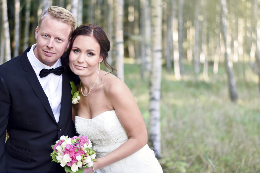 Bröllopsporträtt utanför Eskilstuna. Foto Martina Ardbäck