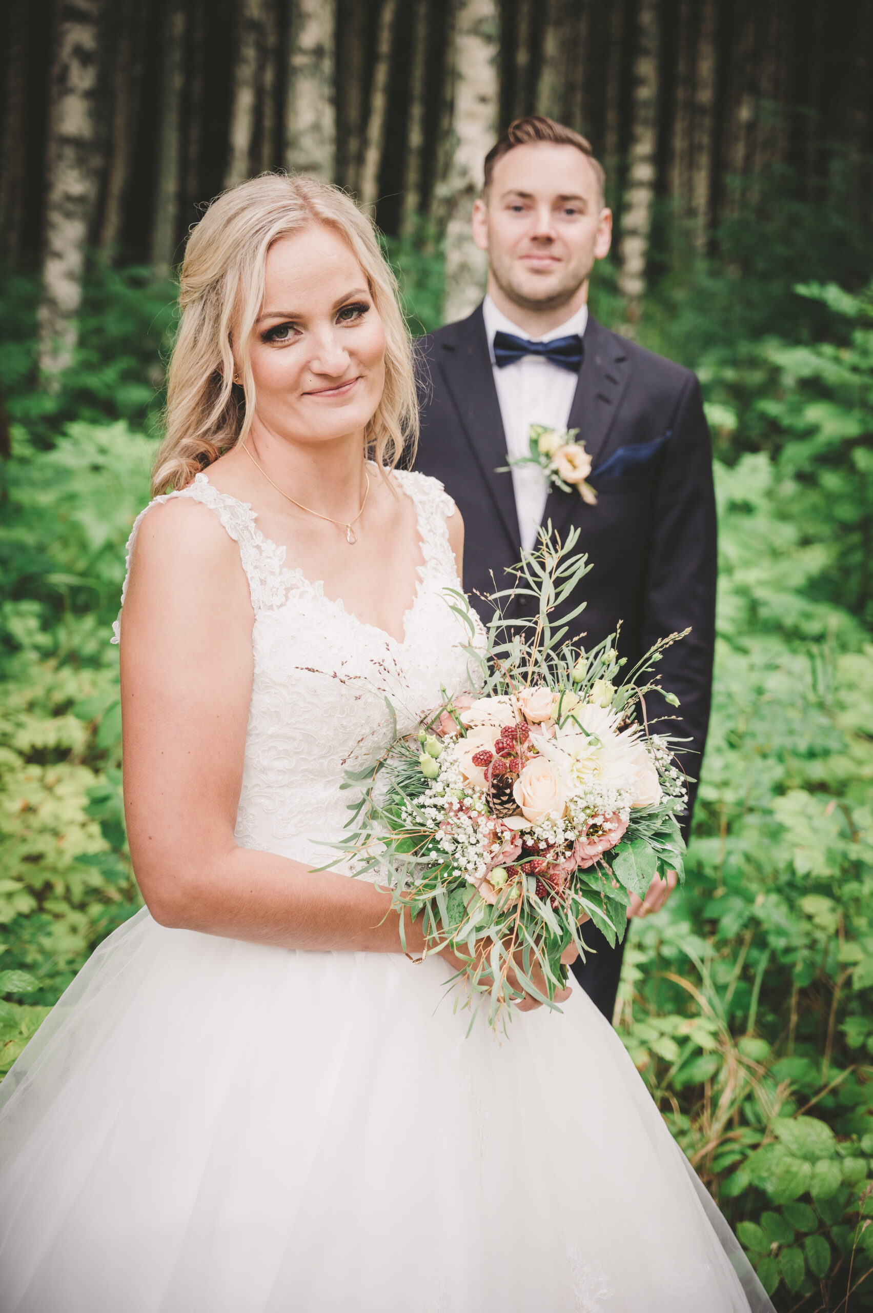 Bröllopsporträtt av brud och brudgum i skogen. Foto Martina Ardbäck