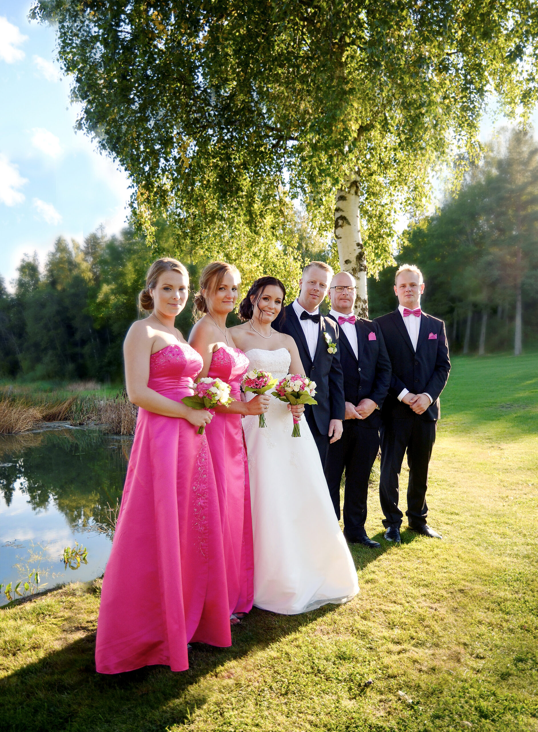 Strand golf i Eskilstuna. Gruppbild på brudparet med tärnor och bestman. Foto Martina Ardbäck