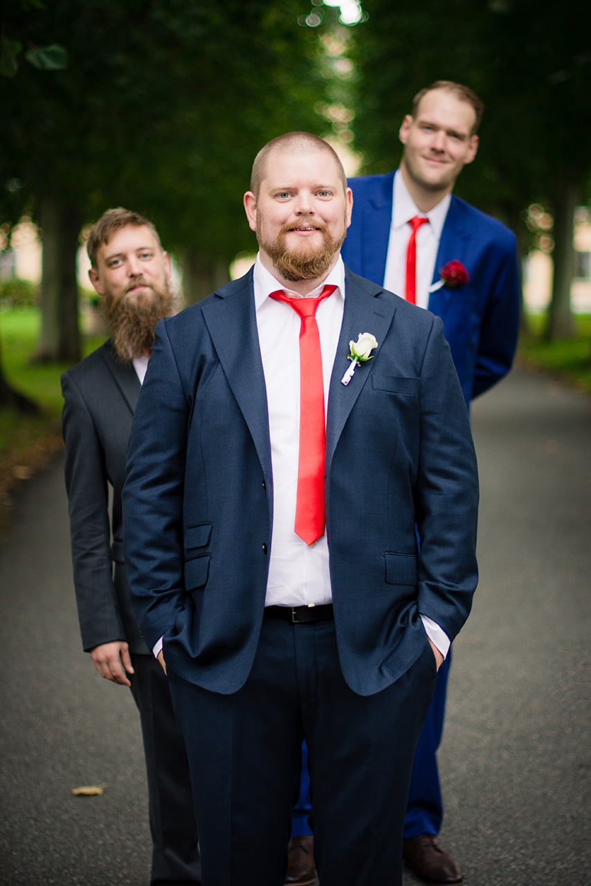 Brudgummen med sina bestman bakom sig i en allé i Göteborg på västkusten. Foto Martina Ardbäck