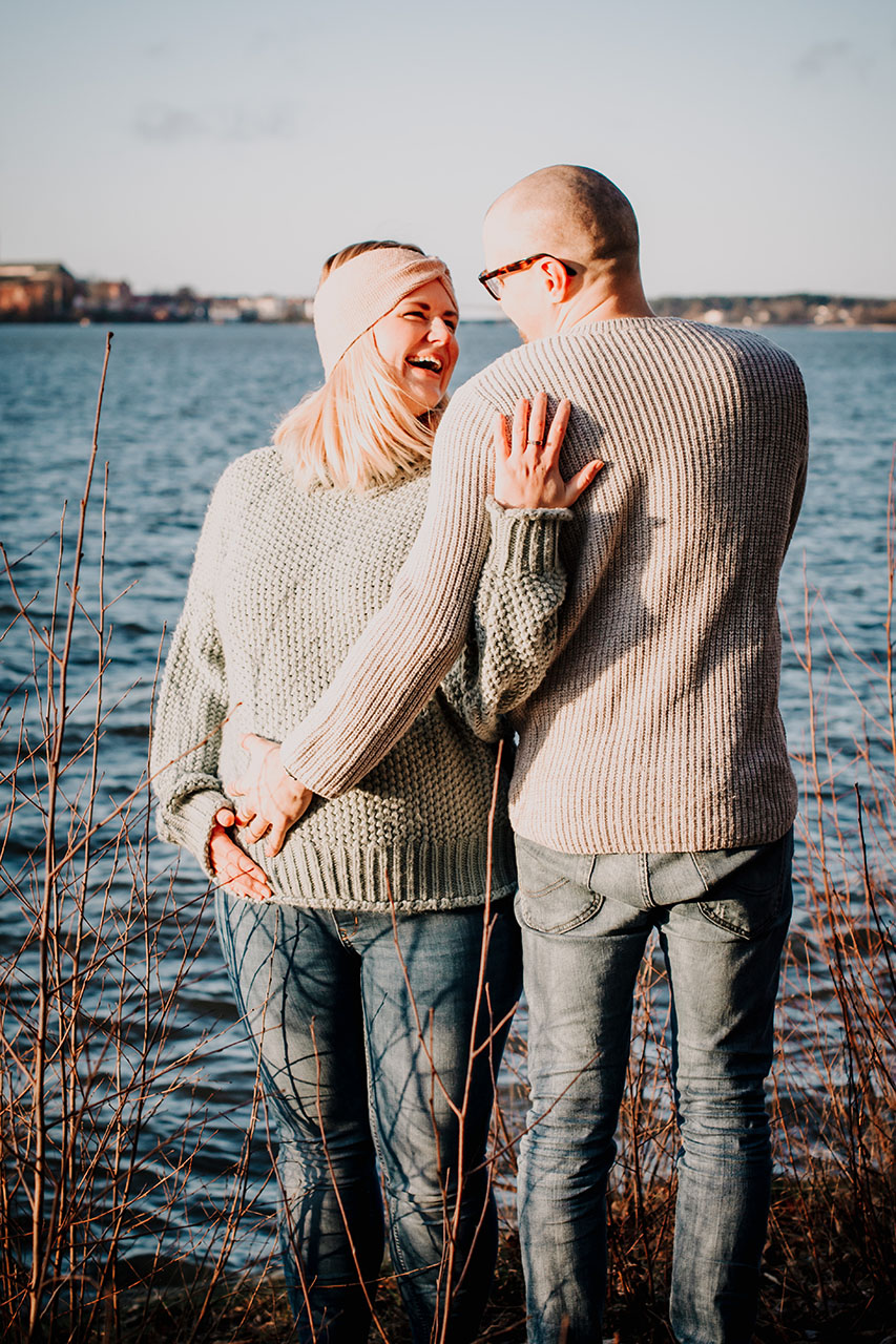 Gravidfotografering vid Mälaren i Strängnäs, kärlekspar väntar sitt andra barn. Fotograf Martina Ardbäck